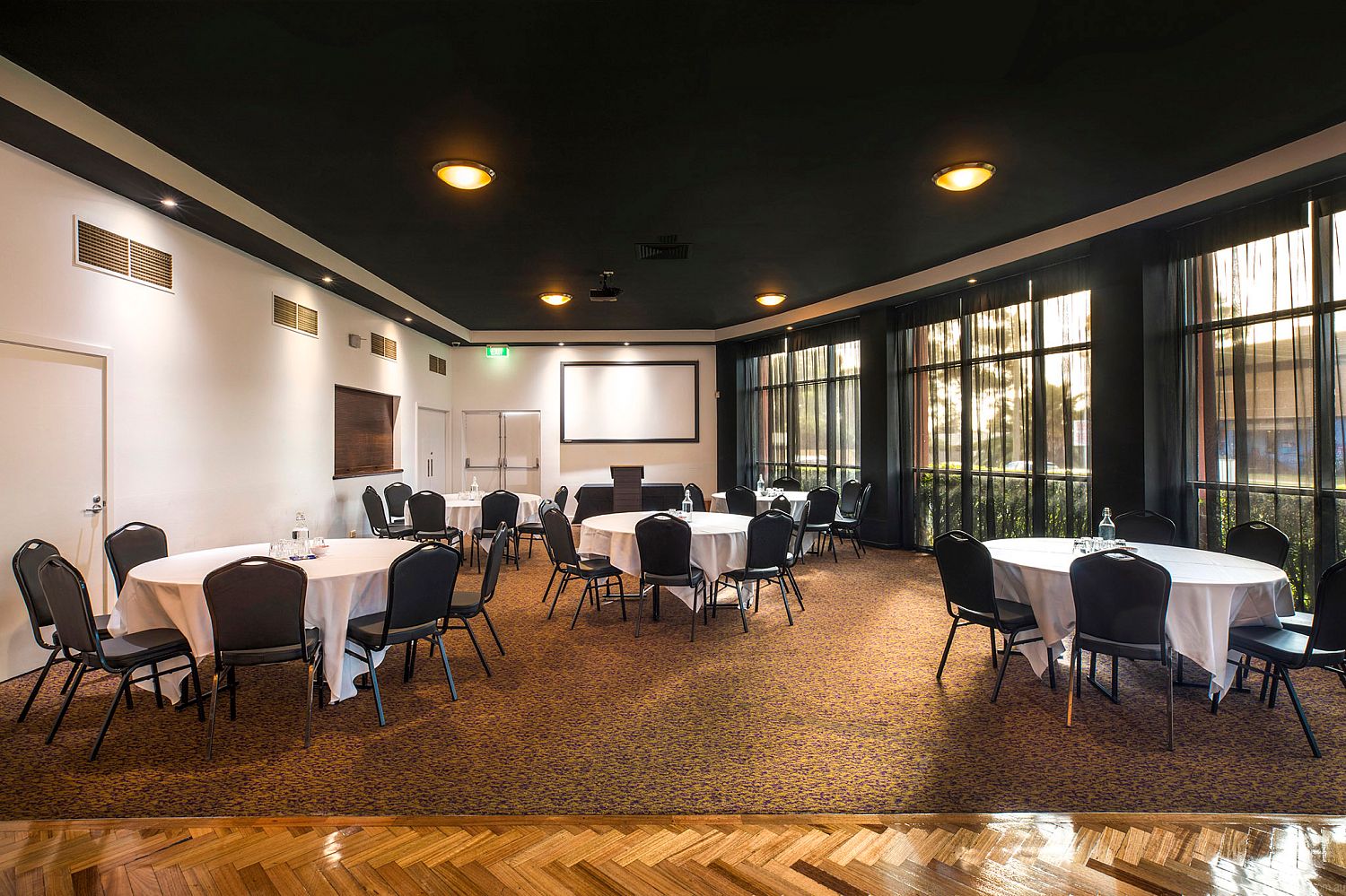 Seaford Hotel, Aspendale Gardens, VIC. Function Room hire photo #3